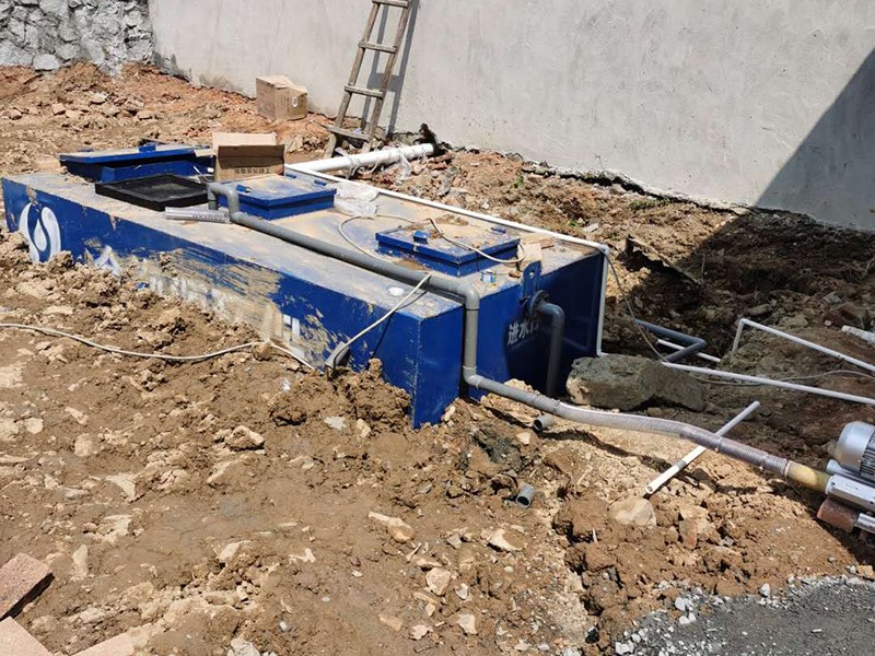 工業(yè)園污水處理設(shè)備安裝現(xiàn)場(chǎng)